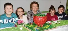  ?? Foto: Helene Monzer ?? Franziska Rauscher hat zum 90. Geburtstag von den Kindern eine Torten Erdbeere bekommen, die an die Zeit erinnern soll, als sie noch eine Erdbeerpla­ntage in Ga chenbach hatte. Mit der Jubilarin freuen sich auch die Urenkel Christian und Lena Rauscher,...