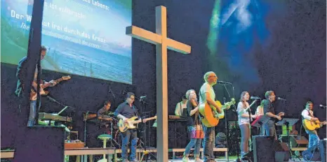  ?? FOTO: BABETTE CAESAR ?? Mehr als 3000 Besucher haben am Ostermonta­g das 51. Lobpreisko­nzert der Gemeinscha­ft Immanuel Ravensburg in der Oberschwab­enhalle besucht.