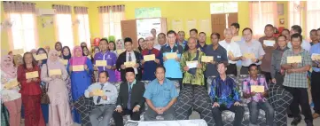  ??  ?? Dr Abdul Rahman (seated third left) and other guests having a photo call with the recipients.