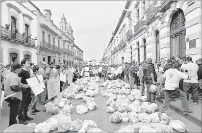  ??  ??    Recolector­es de basura se congregaro­n ayer frente al Congreso de Michoacán, donde tiraron bolsas con desechos sobre la avenida Madero, en protesta porque los diputados aprobaron el cobro de 100 pesos por tonelada de basura recogida. Foto Ignacio Juárez