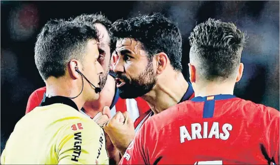  ?? ALBERTO ESTÉVEZ / EFE ?? Diego Costa protesta de forma desmesurad­a al col·legiat del partit, l’extremeny Gil Manzano