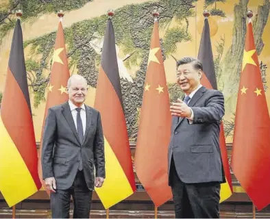  ?? KAY NIETFELD / POOL / EFE ?? El canciller alemán Olaf Scholz y el presidente chino, Xi Jinping (derecha), ayer en Pekín.