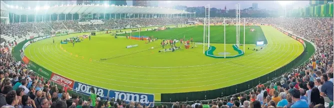  ??  ?? ESPECTACUL­AR. Vallehermo­so vio cómo sus nuevas gradas se llenaban de un público entregado en su reapertura: 10.000 personas acudieron a disfrutar del atletismo.