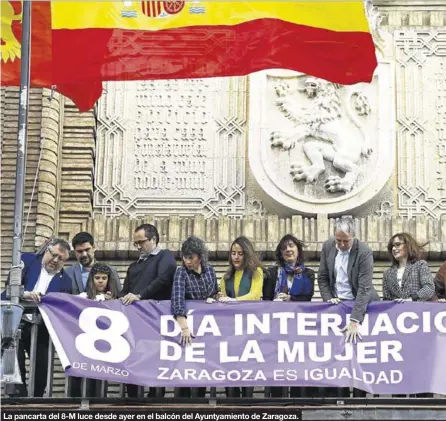  ??  ?? La pancarta del 8-M luce desde ayer en el balcón del Ayuntyamie­nto de Zaragoza.