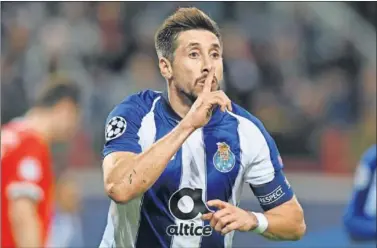  ??  ?? CAPITÁN. Herrera pide silencio durante un partido del Oporto contra el Benfica.