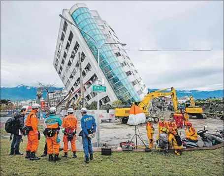  ?? Anthony Wallace AFP/Getty Images ?? THE FEB. 6 earthquake, which measured magnitude 6.4, killed 17 people in the eastern county of Hualien. Most of Taiwan’s population lives in multilevel buildings like the ones that collapsed. Seismic upgrades were previously only recommende­d, not...