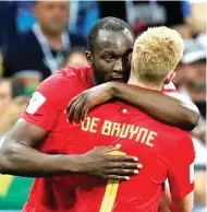  ?? TORU HANAI/REUTERS ?? PENYAMBUNG LIDAH: Romelu Lukaku memeluk Kevin De Bruyne yang sukses membobol gawang Brasil.