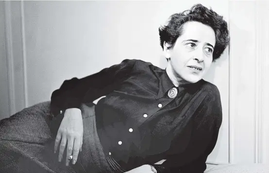  ??  ?? Hannah Arendt wurde 1906 in Hannover geboren. 1933 emigrierte sie aus Deutschlan­d – zunächst nach Frankreich, später in die USA. Bis zu ihrem Tod 1975 lebte sie mehrere Jahrzehnte in New York. Diese Aufnahme stammt aus dem Jahr 1944.