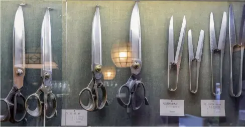  ?? ?? Cutting tools shop in central Tokyo displays resilient Meiji-era steel.