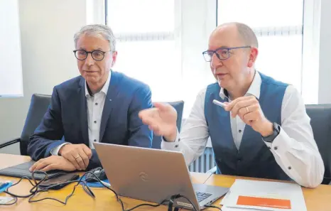  ?? FOTO: SIMON NILL ?? Werner Mayer (links) und Josef Hodrus stellen die aktuellen Geschäftsz­ahlen vor.