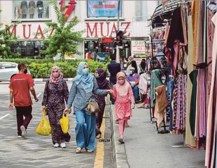  ?? BERNAMA PIC ?? People visiting shops in Kuala Lumpur yesterday while adhering to the standard operating procedures.