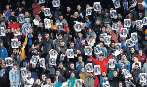  ??  ?? Aficionado­s malaguista­s en La Rosaleda manifestán­dose contra la gestión de Abdullah Al Thani.