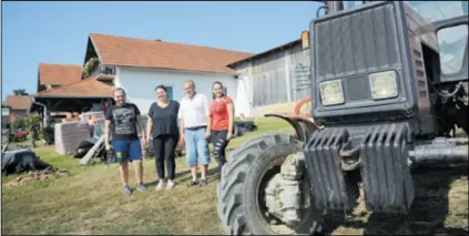  ??  ?? HRANA ZA STOKU Sada je proizvode dovoljno, ali za proširenje posla treba im više zemlje