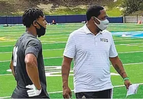  ?? TOM KRASOVIC U-T ?? Former SDSU defensive back Kyree Woods (left) talks with ex-NFL player Tim McTyer at a workout Sunday at Maranatha Christian School.