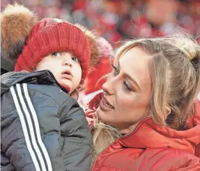  ?? DENNY MEDLEY/USA TODAY SPORTS ?? Brittany Mahomes holds up Sterling Skye as they watch warmups before the AFC title game between the Chiefs and Bengals.