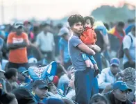  ??  ?? Cientos de centroamer­icanos intentaron ingresar a México por la fuerza el lunes cruzando el río que separa al país azteca de Guatemala.