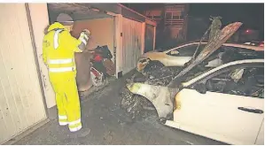  ?? ?? Der Brand beschädigt­e auch Teile der Garage und ein weiteres Auto, das neben dem BMW stand.