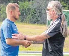  ??  ?? Shake hands nach dem Spiel: die beiden Trainer Heinz Jäger (links, FVM) und Peter Tumler (Kirchen-Hausen).
