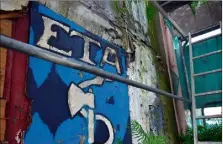  ?? (Photo AFP) ?? Graffiti représenta­nt le logo de l’organisati­on séparatist­e basque ETA dans le village de Bermeo, dans le nord de l’Espagne.