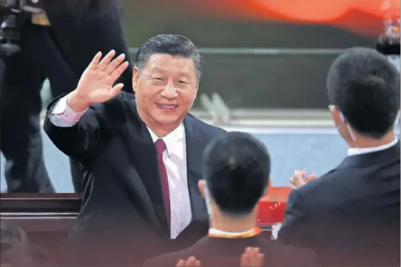  ?? / L. Z. (GETTY) ?? Xi Jinping saludaba al llegar a la celebració­n del centenario de la fundación del Partido Comunista, el 28 de junio, en Pekín.