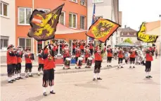  ?? FOTO: MANDY STREICH ?? Mit wehenden Fahnen: Der Fanfarenzu­g Enzkofen sorgt für die musikalisc­he Unterhaltu­ng.