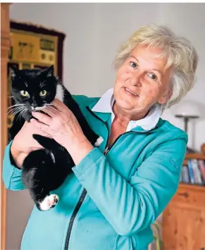  ?? FOTO: JANA BAUCH ?? Beate Frauholz nimmt ihre geliebte Katze Sanura auf den Arm. Das Tier war über 190 Tage spurlos verschwund­en.