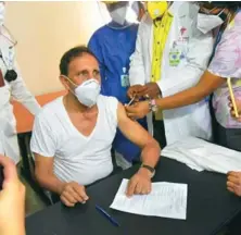  ?? DANIA ACEVEDO ?? El doctor Félix Antonio Cruz Jiminián durante su inoculació­n.
