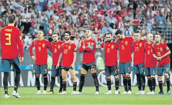  ?? FOTO: JA GARCIA SIRVENT ?? Los jugadores de la selección durante la tanda de penaltis ante Rusia, justo después de que Gerard Piqué lanzara y anotara el suyo