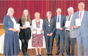  ??  ?? ●● Award winners (from left) Pat Clay, Charlotte Hall, Glenys Parry-Jones, David Maiden, Geoff King and Mark Warburton, with Mayor of Poynton Coun Sandra Horsman (centre)