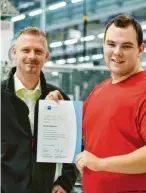  ??  ?? Ausbilder Thomas Tischer mit Kemal Zelkanovic, landesbest­er Auszubilde­nder Fachkraft für Metalltech­nik, HAWE Hydraulik SE.