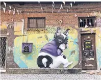  ?? FOTO: GABRIELE DEROUICHE ?? Die Fassaden des alten Handwerker­viertels Kapana im Herzen der Stadt schmücken heute bunte Graffitis.