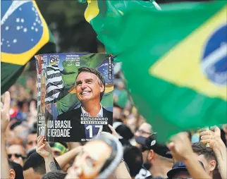  ?? PAULO WHITAKER / REUTERS ?? Partidario­s. De Bolsonaro se concentran ayer en Brasil tras las masivas protestas en su contra del sábado.