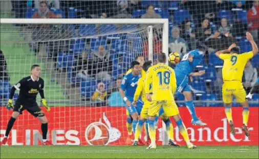  ??  ?? EL 1-0, SIN OPOSICIÓN. Cala remata de cabeza mientras que su marcador, Ximo Navarro, le observa sin ni siquiera saltar.