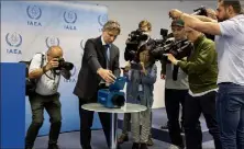  ?? (Photo AFP) ?? Rafael Grossi, directeur général de l’AIEA, montrant l’une des caméras débranchée­s par Téhéran, hier, lors d’une conférence de presse à Vienne.