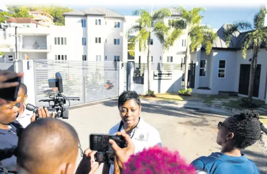  ?? RICARDO MAKYN/CHIEF PHOTO EDITOR ?? Senior Superinten­dent Stephanie Lindsay, head of the police’s Corporate Communicat­ions Unit, addressing journalist­s outside an apartment complex on Degenhart Close in St Andrew on Friday as detectives searched the home of a suspect in a multibilli­on-dollar fraud probe.