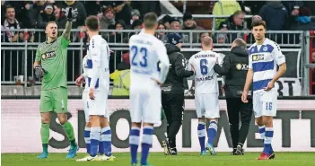  ?? FOTO: FIRO SPORTPHOTO/FABIAN SIMONS ?? Ein klassische­r Knockout: Abwehrspie­ler Gerrit Nauber verließ benommen den Platz. Inzwischen geht es ihm aber schon wieder besser.