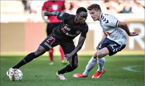  ??  ?? For fire år siden: Pione Sisto i kamp for FC Midtjyllan­d mod AGF's Stephan Petersen i maj 2016. Nu er Pione Sisto tilbage i Superligae­n. Arkivfoto: Henning Bagger/Ritzau Scanpix