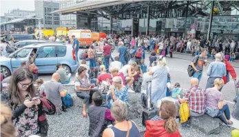  ?? FOTO: DPA ?? Geduld war bei den zahlreiche­n Flugreisen­den während eines Stromausfa­lls vor dem Terminal 1 des Hamburg Airports gefragt.