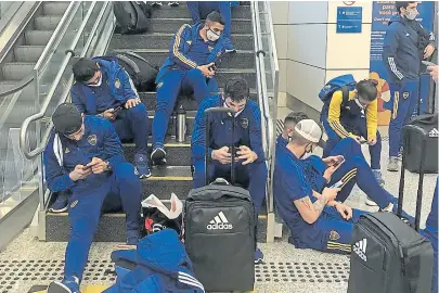  ?? Prensa boca ?? Los jugadores de Boca estuvieron demorados con trámites al llegar a Belo Horizonte