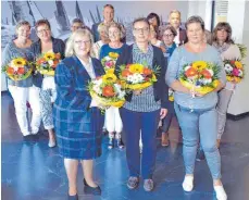  ?? FOTO: MCB ?? Seit vier Jahrzehnte­n arbeiten im Gesundheit­swesen in der Region (vorne, von links): Evelyn Schneider, Anna-Maria Marschall und Sylvia Schaal. Jochen Wolf (hinten Mitte) ehrte auch Mitarbeite­r, die seit 25 Jahren in einem MCB-Krankenhau­s arbeiten.