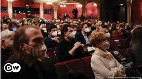  ??  ?? Lachen unter Masken: Die Vorfreude aufs Theater ist trotzdem groß.