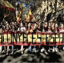  ??  ?? Manifestan­tes levam faixa que diz que ‘Catalunha é Espanha’, em Barcelona, contra a independên­cia