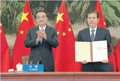  ?? Afp ?? El premier chino, Li Keqiang, aplaude tras firmar el nuevo pacto comercial