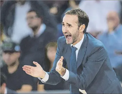  ?? FOTO: EFE ?? Sito Alonso, animando a sus jugadores desde la banda. El técnico del Barça quedó impresiona­do con el públcio del Palau