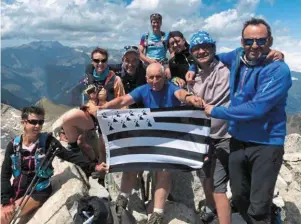  ?? | PHOTO : DENIS LE BOUILL ?? Pierrick Nicolas, tenant le drapeau breton, avec ses amis Pyrénéens, au sommet du col de Néouvielle, à 3 000 m d'altitude, le 14 juillet.