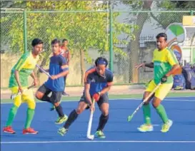  ?? RITESH /HT ?? ▪ Uttar Pradesh and Madhya Pradesh Hockey Academy men in action in Lucknow on Thursday.