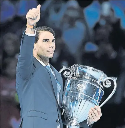  ?? FOTO: EFE ?? Rafa Nadal, ayer en el O2 de Londres con el trofeo que le acredita como número uno mundial del año. Por cuarta vez en su carrera