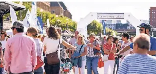  ??  ?? Die Tage der Elektromob­ilität dürften auch diesmal wieder tausende Besucher ans Rheinufer locken.