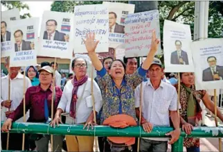  ?? HONG MENEA ?? People protest outside municipal court yesterday during Senator Hong Sok Hour’s trial.