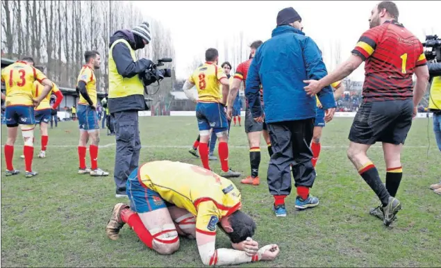  ??  ?? DECEPCIÓN. Los jugadores españoles, desolados tras el encuentro. España tenía en su mano ir al Mundial con una victoria o un empate, pero no pudo ganar a Bélgica en Bruselas.